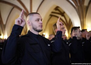 Na zdjęciu policjanci w trakcie ślubowania.