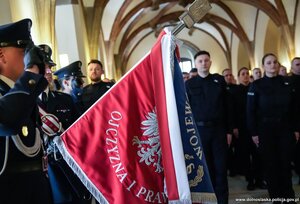 Na zdjęciu policjanci w trakcie ślubowania.