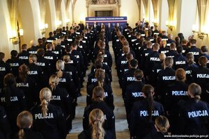 Na zdjęciu policjanci w trakcie ślubowania.