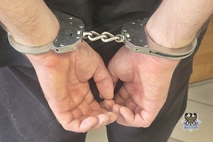 Na zdjęciu kajdanki na ręce przykładowego zatrzymanego.