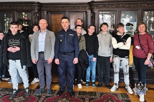 Na zdjęciu policjant oraz wychowankowie ośrodka z wizytą w wałbrzyskiej komendzie.