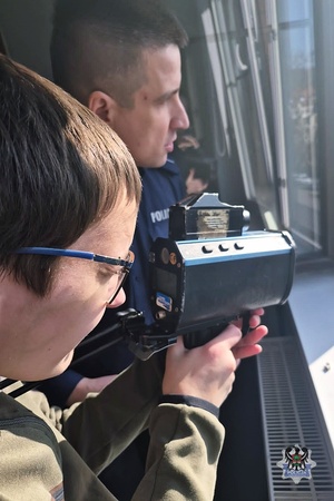 Na zdjęciu policjant oraz wychowankowie ośrodka z wizytą w wałbrzyskiej komendzie.