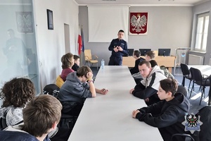 Na zdjęciu policjant oraz wychowankowie ośrodka z wizytą w wałbrzyskiej komendzie.