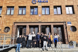 Na zdjęciu policjant oraz wychowankowie ośrodka z wizytą w wałbrzyskiej komendzie.