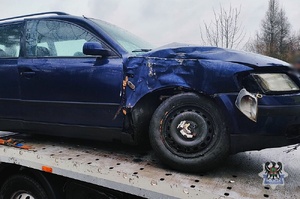 Na zdjęciu uszkodzony  w wyniku kolizji samochód osobowy.