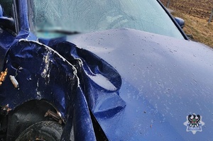 Na zdjęciu uszkodzony  w wyniku kolizji samochód osobowy.