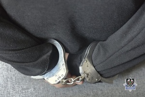 Na zdjęciu kajdanki na ręce zatrzymanego.