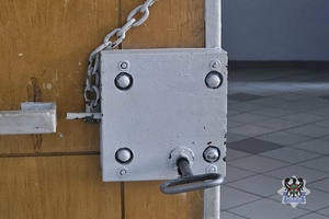 Na zdjęciu drzwi celi.