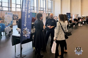 Na zdjęciu policjanci podczas targów pracy w Akademii Nauk Stosowanych.