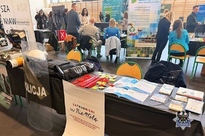 Na zdjęciu policjanci podczas targów pracy w Akademii Nauk Stosowanych.