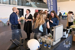 Na zdjęciu policjanci podczas targów pracy w Akademii Nauk Stosowanych.