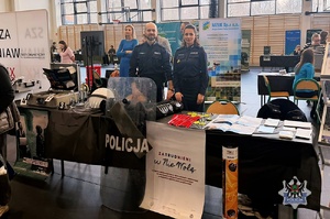 Na zdjęciu policjanci podczas targów pracy w Akademii Nauk Stosowanych.