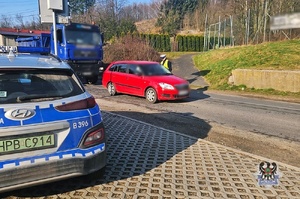 Na zdjęciu policyjny radiowóz oraz policjant.