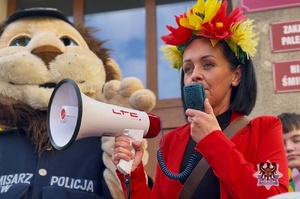 Na zdjęciu policjanci w trakcie spotkania z mieszkańcami miasta w ramach pierwszego dnia wiosny.