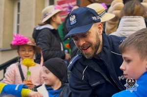 Na zdjęciu policjanci w trakcie spotkania z mieszkańcami miasta w ramach pierwszego dnia wiosny.