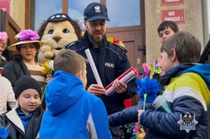Na zdjęciu policjanci w trakcie spotkania z mieszkańcami miasta w ramach pierwszego dnia wiosny.