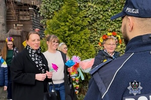 Na zdjęciu policjanci w trakcie spotkania z mieszkańcami miasta w ramach pierwszego dnia wiosny.