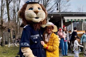 Na zdjęciu policjanci w trakcie spotkania z mieszkańcami miasta w ramach pierwszego dnia wiosny.