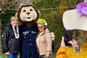 Na zdjęciu policjanci w trakcie spotkania z mieszkańcami miasta w ramach pierwszego dnia wiosny.