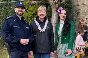 Na zdjęciu policjanci w trakcie spotkania z mieszkańcami miasta w ramach pierwszego dnia wiosny.