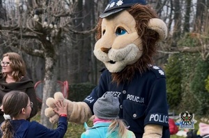 Na zdjęciu policjanci w trakcie spotkania z mieszkańcami miasta w ramach pierwszego dnia wiosny.