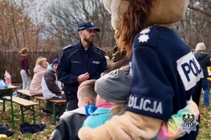 Na zdjęciu policjanci w trakcie spotkania z mieszkańcami miasta w ramach pierwszego dnia wiosny.