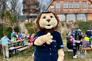 Na zdjęciu policjanci w trakcie spotkania z mieszkańcami miasta w ramach pierwszego dnia wiosny.