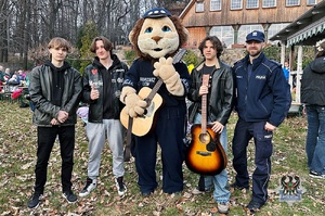 Na zdjęciu policjanci w trakcie spotkania z mieszkańcami miasta w ramach pierwszego dnia wiosny.