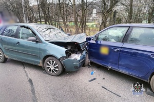 Przysnął za kierownicą i doprowadził do czołowego zderzenia się dwóch pojazdów. Na szczęście nikomu nic poważnego się nie stało