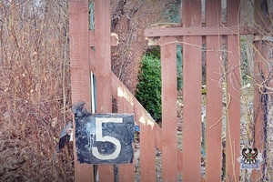 Na zdjęciu furtka do przykładowej działki.