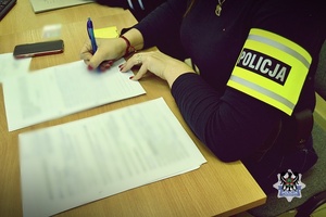 Na zdjęciu policjantka sporządzająca dokumentację służbową.