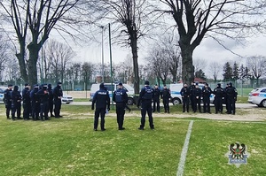Na zdjęciu policjanci podczas praktycznych ćwiczeń na stadionie piłkarskim.