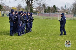 Na zdjęciu policjanci podczas praktycznych ćwiczeń na stadionie piłkarskim.