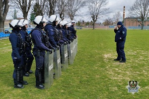 Na zdjęciu policjanci podczas praktycznych ćwiczeń na stadionie piłkarskim.
