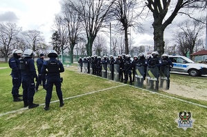 Na zdjęciu policjanci podczas praktycznych ćwiczeń na stadionie piłkarskim.