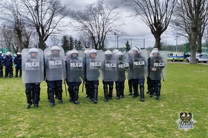 Na zdjęciu policjanci podczas praktycznych ćwiczeń na stadionie piłkarskim.