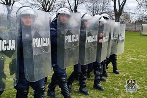 Na zdjęciu policjanci podczas praktycznych ćwiczeń na stadionie piłkarskim.