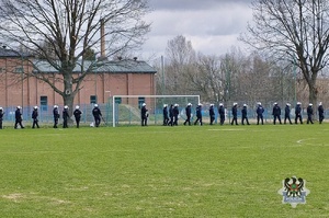 Na zdjęciu policjanci podczas praktycznych ćwiczeń na stadionie piłkarskim.