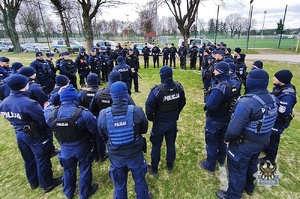 Na zdjęciu policjanci podczas praktycznych ćwiczeń na stadionie piłkarskim.