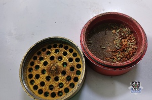 Podjechali, by sprawdzić, czy mężczyźnie siedzącemu za kierownicą zaparkowanego samochodu nic się nie stało. Wyczuli jednak specyficzny zapach...