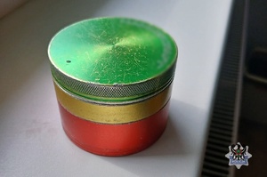 Na zdjęciu podręczny młynek z narkotykami.