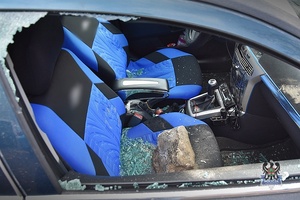 Na zdjęciu uszkodzona szyba w samochodzie.