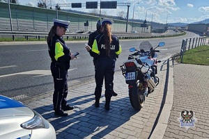 Na zdjęciu policjantki w trakcie kontroli motocyklisty.