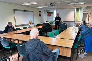 Wałbrzyski policjant rozmawiał z osobami poszukującymi zatrudnienia o problematyce handlu ludźmi