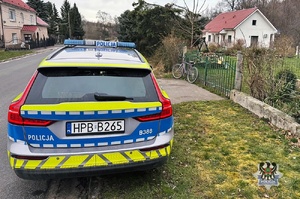 Na zdjeciu radiowóz oraz kontrolowany samochód.