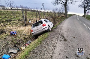 Na zdjęciu uszkodzony w wyniku kolizji drogowej samochód.
