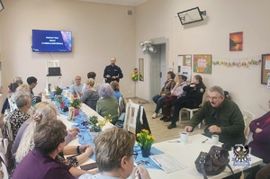 Na zdjęciu policjant w trakcie prelekcji z mieszkańcami Mieroszowa.