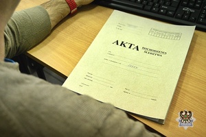 23-latek odpowie za kradzież rozbójniczą, serię kradzieży wykroczeniowych oraz znieważenie funkcjonariuszy