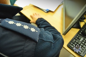 Na zdjęciu policjant sporządza dokumentację.