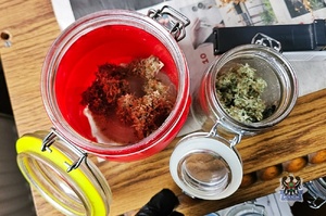 Na zdjęciu słoiki z marihuaną.